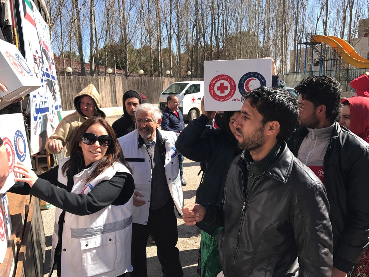 جانب من توزيع الهلال الأحمر الكويتي مساعدات انسانية على 500 أسرة سورية في منطقة البقاع
