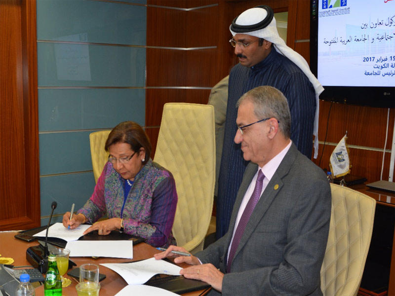 الحمود خلال توقيع البروتوكول مع المنظمة