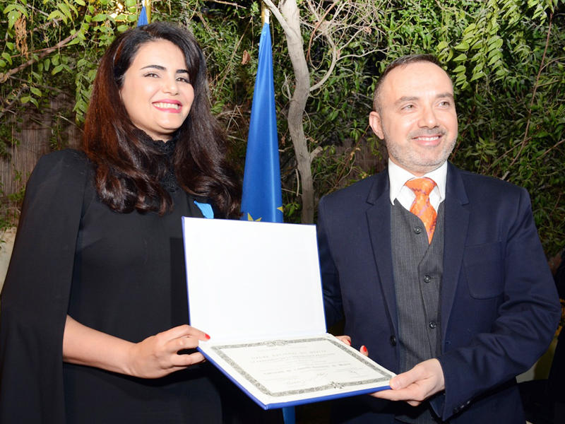 السفير الفرنسي نخلة خلال تكريم الباحثة الكويتية د. الشارخ