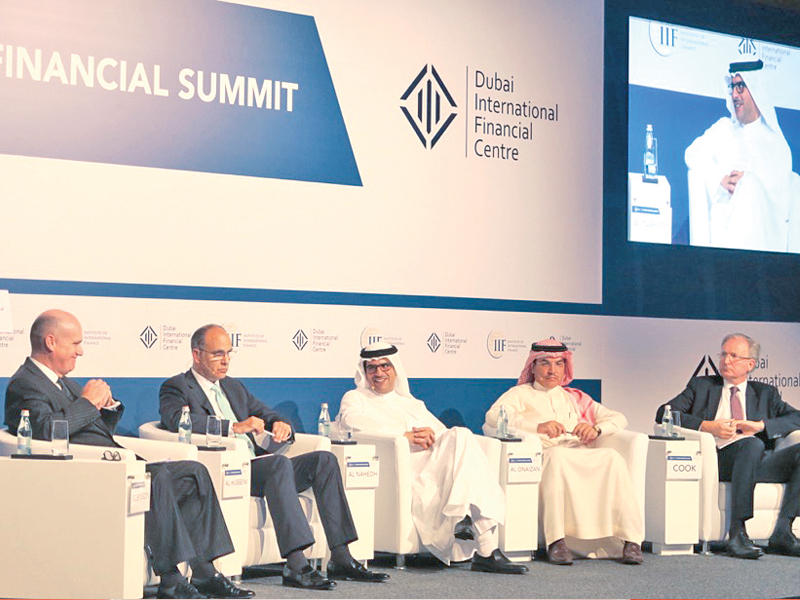 مازن الناهض متحدثا في القمة المالية