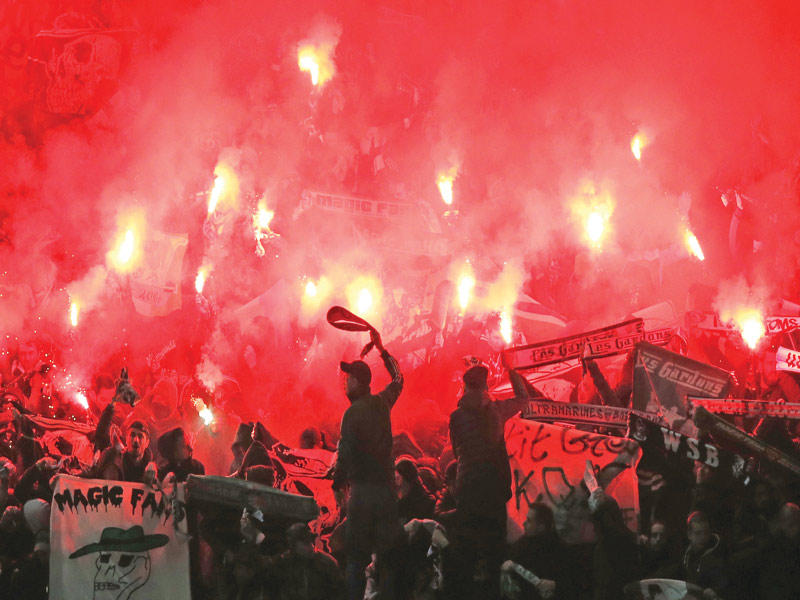 جانب من أحداث الشغب التي افتعلتها جماهير سانت إيتيان