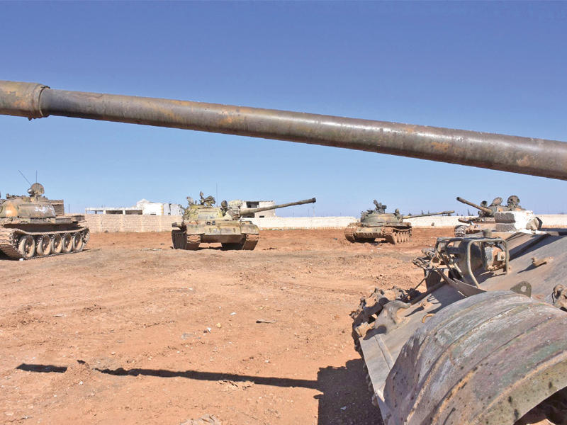 دبابات النظام تتمركز بضواحي حلب الشرقية أمس الأول (أ ف ب)