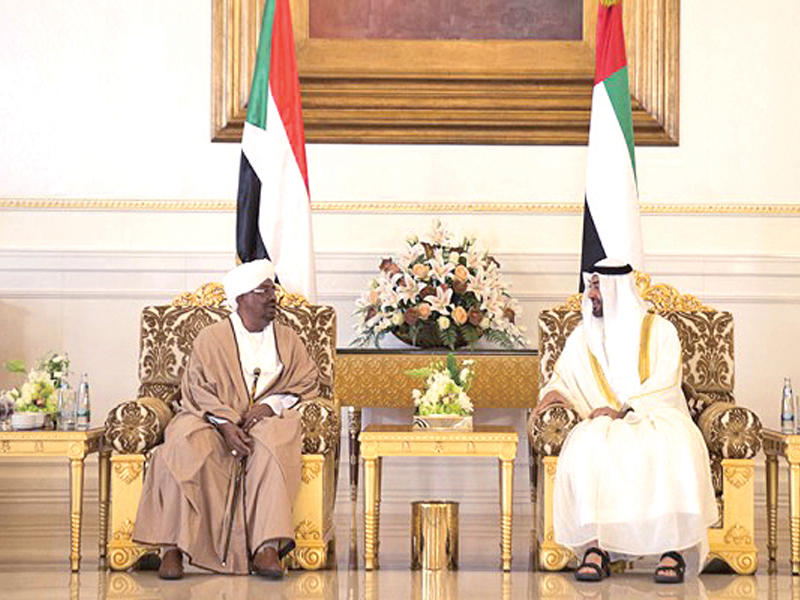 ولي عهد أبوظبي نائب القائد الأعلى للقوات المسلحة الإماراتية الشيخ محمد بن زايد آل نهيان، مع الرئيس السوداني عمر البشير