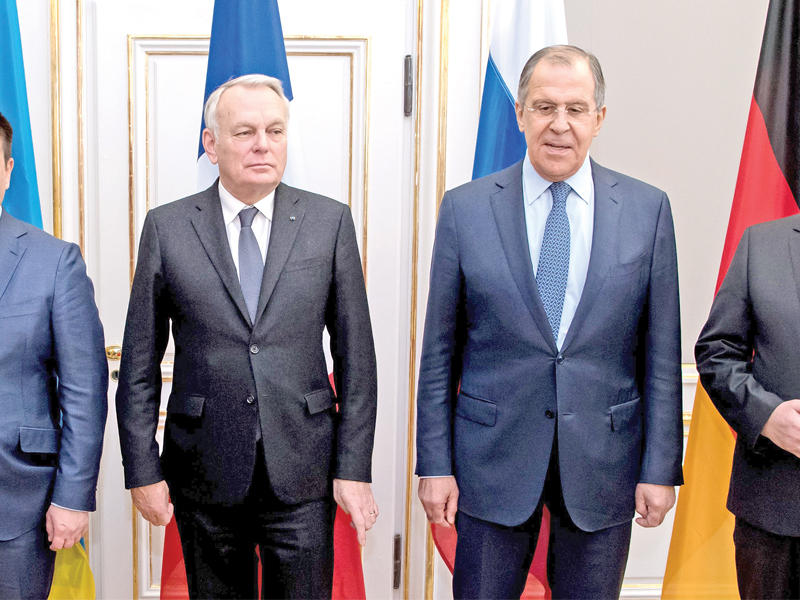 وزراء خارجية ألمانيا وفرنسا وأوكرانيا وروسيا قبيل انطلاق أعمال مؤتمر ميونيخ جنوب ألمانيا أمس (د ب أ)