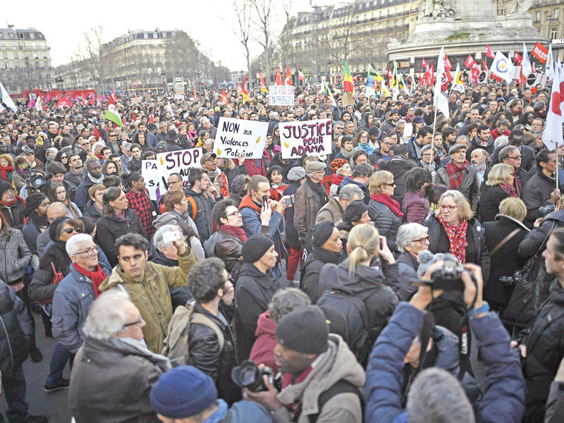 تظاهرات جديدة ضد الشرطة الفرنسية في باريس أمس (أ ف ب)