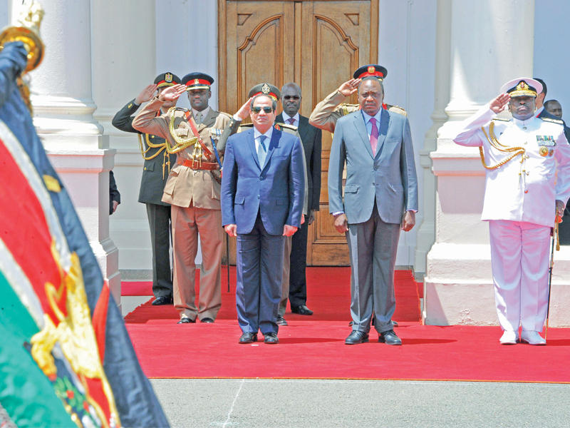 كينياتا مستقبلاً السيسي في نيروبي أمس  (الجريدة)