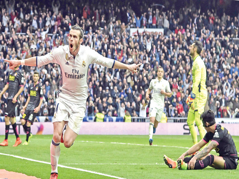 غاريث بيل نجم ريال مدريد يحتفل بهدفه