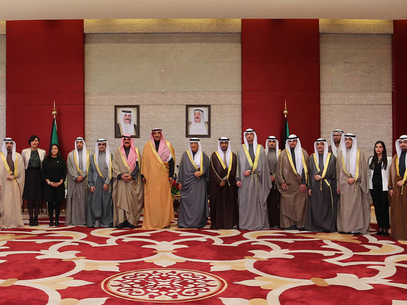  الشيخ صباح خالد الصباح النائب الأول لرئيس مجلس الوزراء ووزير الخارجية يتوسط الدبلوماسيين - كونا