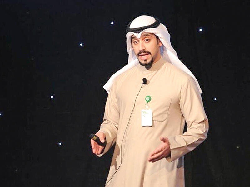 عبد الرحمن الدعيج أثناء استعراضه قصة نجاحه في «بيتك»n