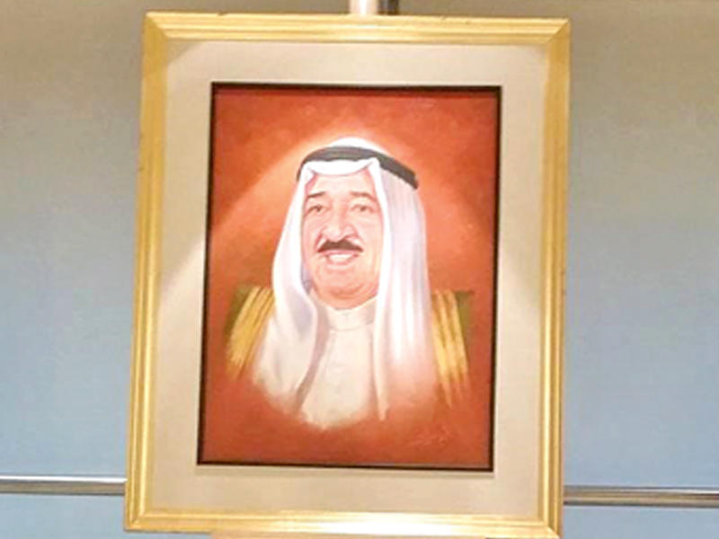 صورة صاحب السمو تتصدر الأعمال المعروضة