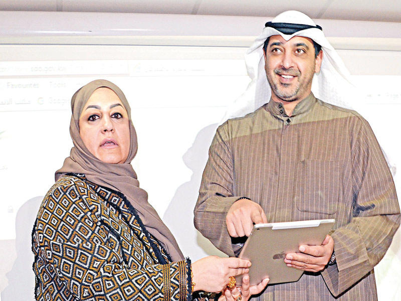 العبدالله والعرادي خلال تدشين الموقع الإلكتروني لـ«الإنماء الاجتماعي»