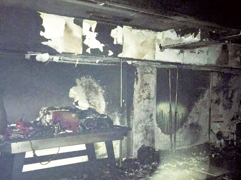 جانب من آثار الحريق بالمنزل