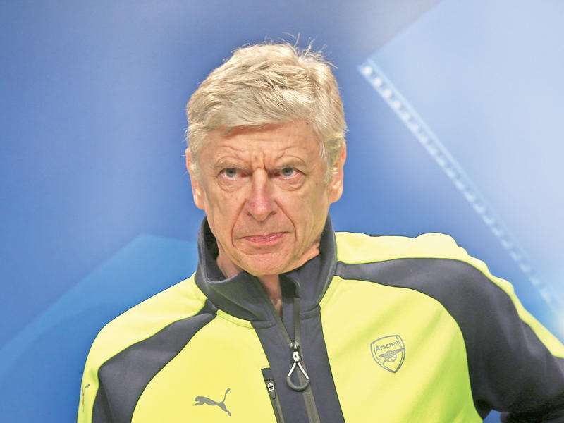  أرسين فينغر مدرب أرسنال