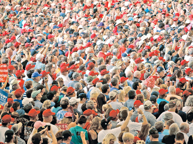 داعمو ترامب أثناء خطابه في فلوريدا أمس الأول (رويترز)