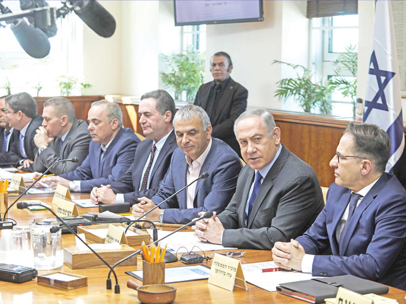 نتنياهو خلال الاجتماع الأسبوعي للحكومة في القدس أمس (أ ف ب)