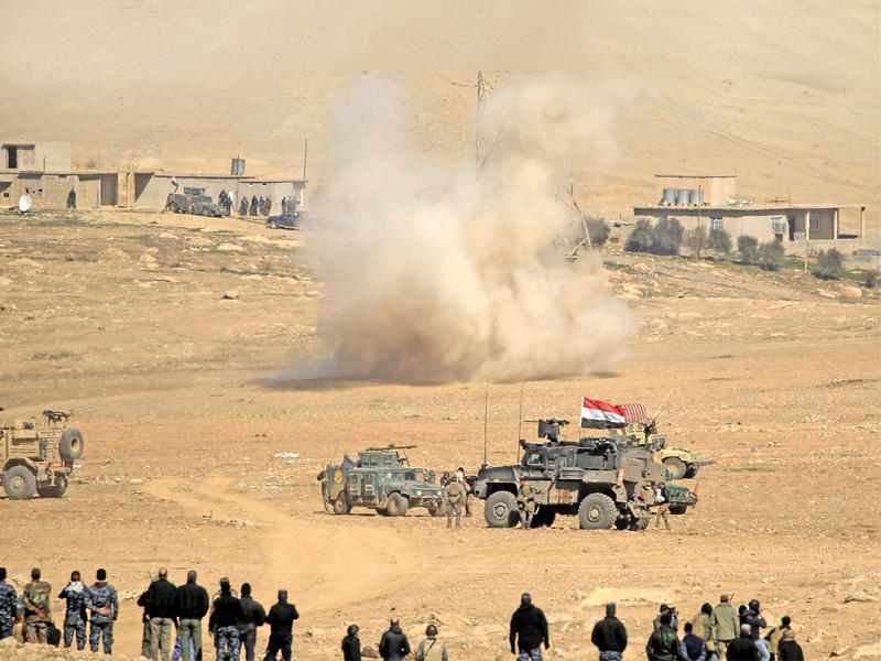 الدخان يتصاعد بعد إطلاق صاروخ باتجاه مقاتلي داعش في الموصل أمس t(رويترز)