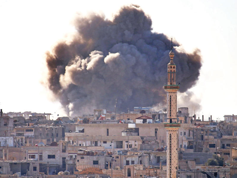 الدخان يغطي سماء درعا بعد غارة نظامية أمسt(أ ف ب)