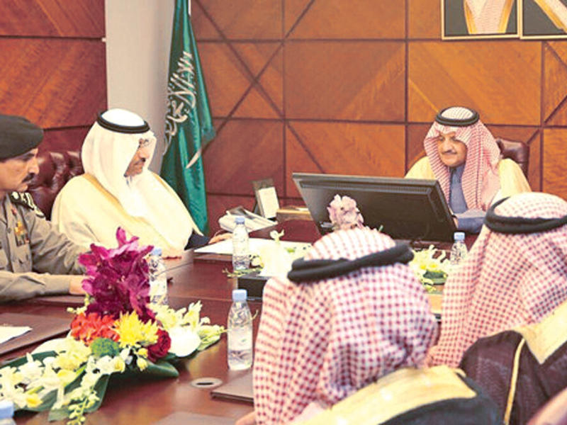  أمير المنطقة الشرقية سعود بن نايف لأثناء إجتماعة في ديوان الإمارة مع عددٍ من مسؤولي المنطقة 