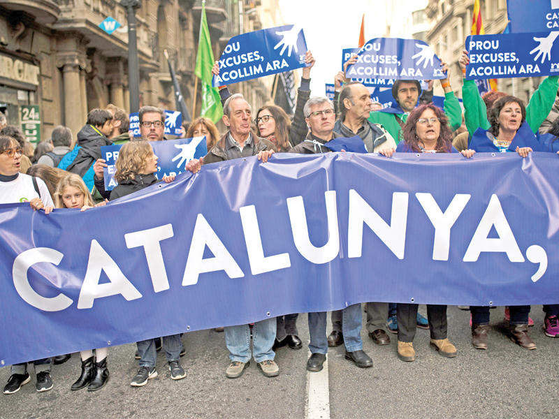 تظاهر بعض الاشخاص في برشلونة للمطالبة بأستقبال اللاجئين