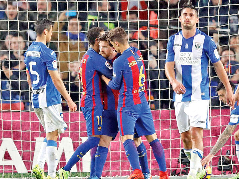 لاعبو برشلونة يهنئون ميسي بهدف الفوز