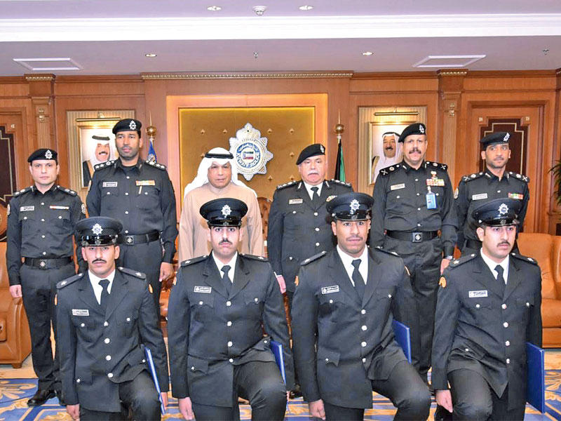 الجراح متوسطاً قيادات «الداخلية» والخريجين