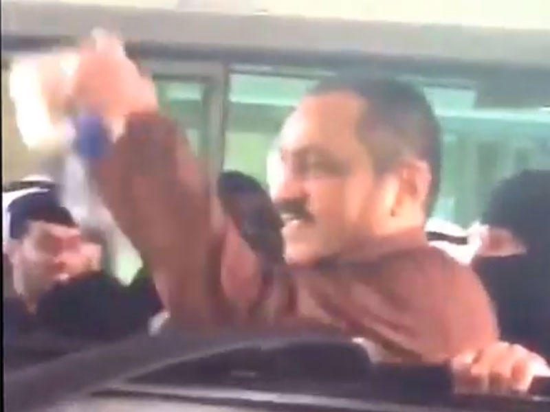 مسلم البراك أثناء مغادرته المستشفى