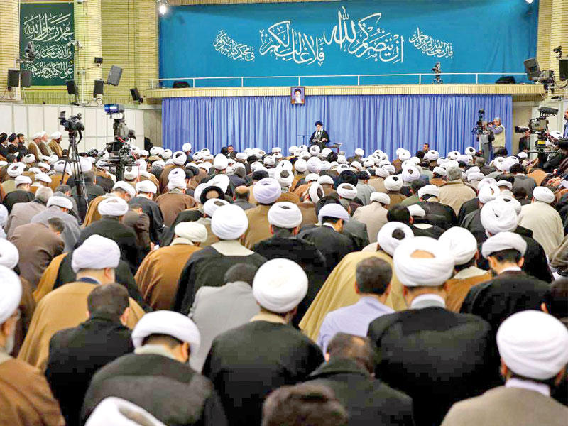 خامنئي خلال درس لطلاب صف الخارج أمس (ارنا)