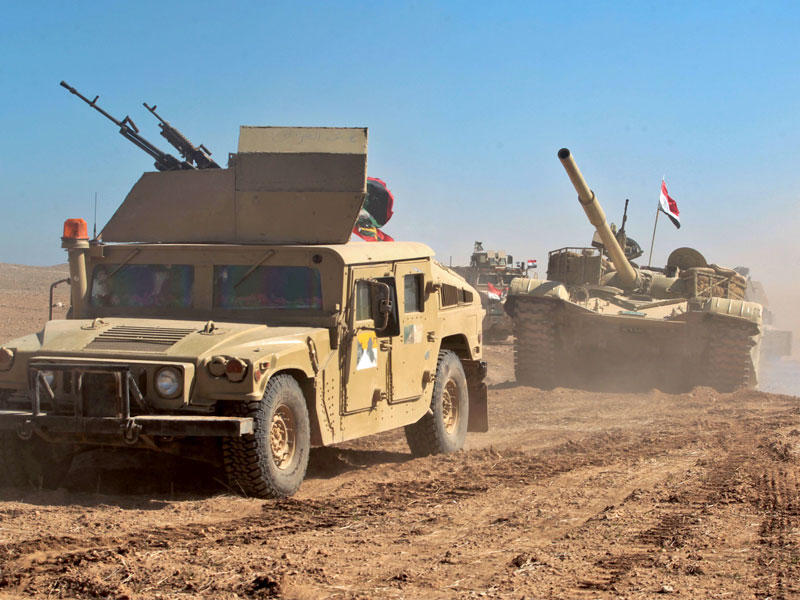 دبابات وعربات مدرعة من القوات العراقية، بدعم من القوات شبه العسكرية وحاشد آل الشعبي