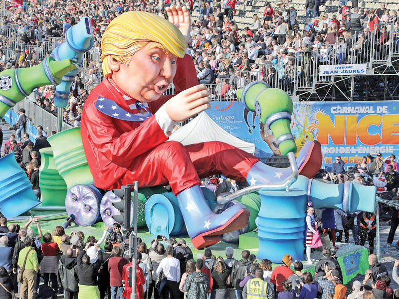 مجسم عملاق لترامب في مهرجان نيس في فرنسا أمس     (رويترز)