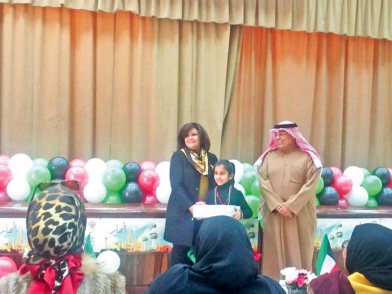 المقصيد والسويدان يكرمان الطالبات المشاركات أمس 