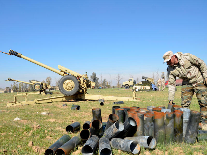 الجنود العراقيين يقف بجانب قذائف فارغة الهاون أثناء القصف المدفعي من قبل الجيش العراقي في اليوم الثالث من معركة تحرير مدينة الموصل