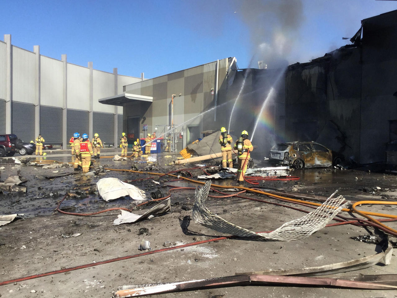 رجال الإطفاء يكافحون الحريق