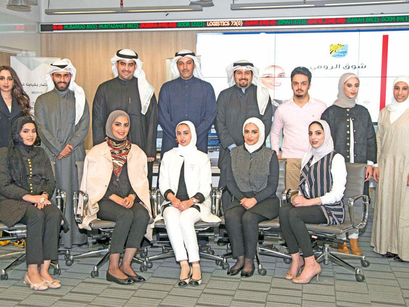  صورة جماعية للمتدربين وممثل بنك الخليج