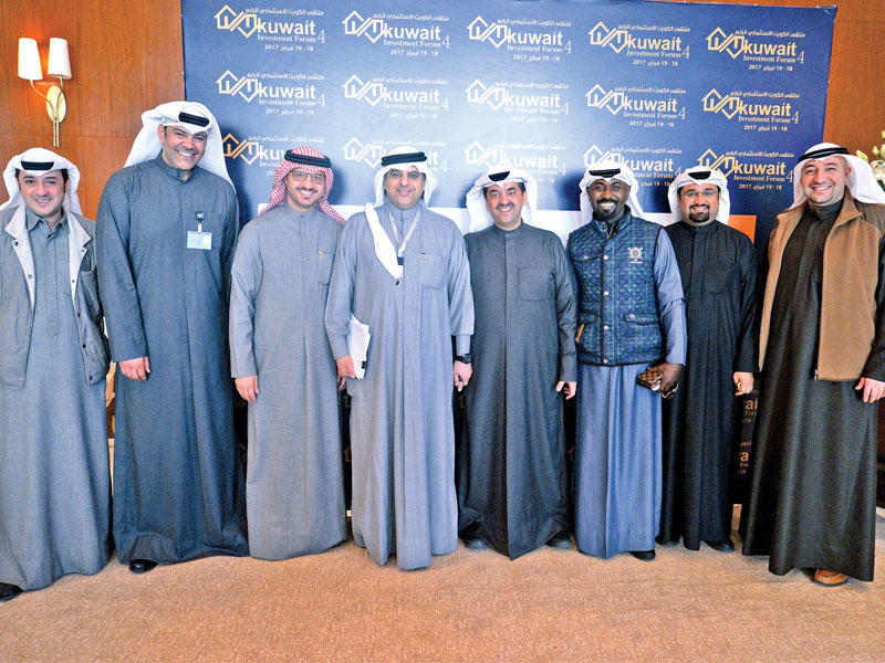 وليد الخشتي وماضي الخميس مع مجموعة من المشاركين