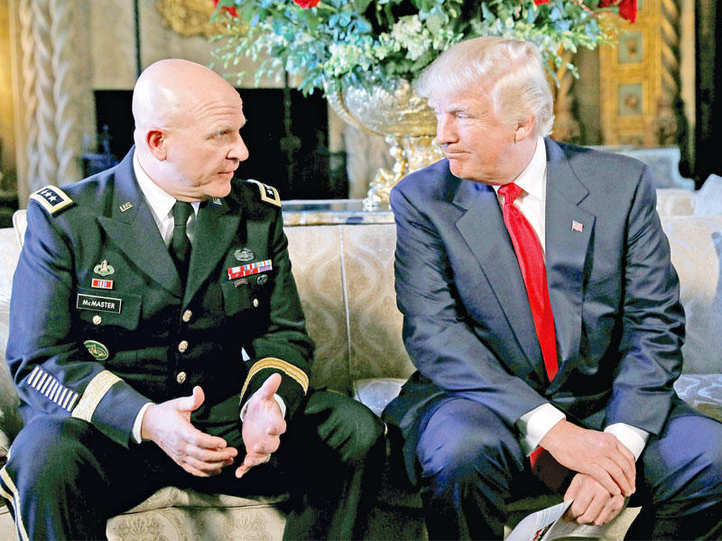 ماكماستر وترامب في البيت الأبيض الشتوي بولاية فلوريدا أمس الأول (رويترز)