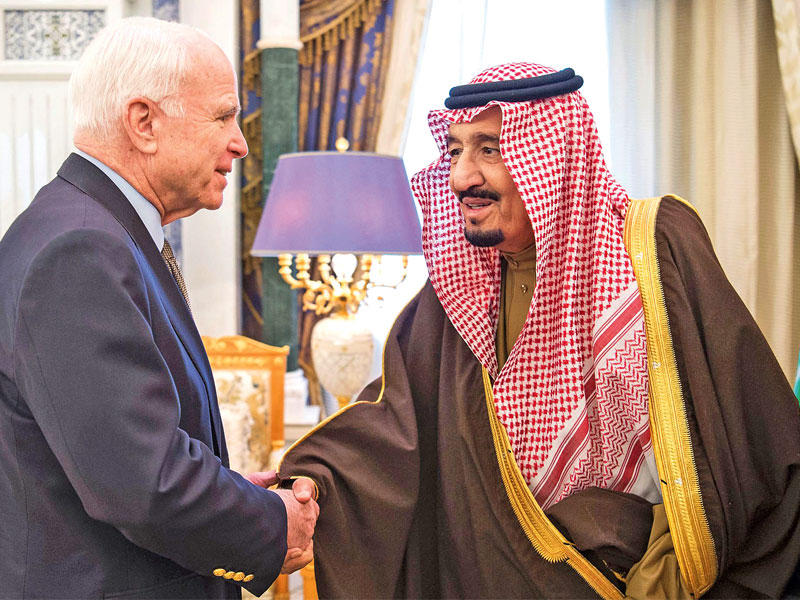 الملك سلمان مستقبلاً ماكين في الرياض أمس (واس)