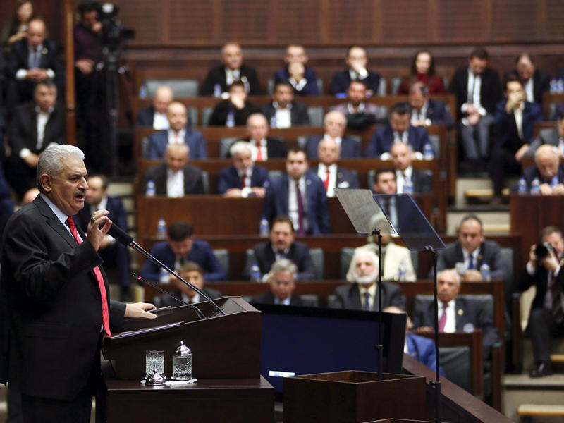 رئيس الوزراء التركي وزعيم حزب العدالة والتنمية الحاكم في تركيا بن علي يلديريم يلقي خطابا خلال اجتماع لفريق لحزب العدالة والتنمية في البرلمان التركي اليوم