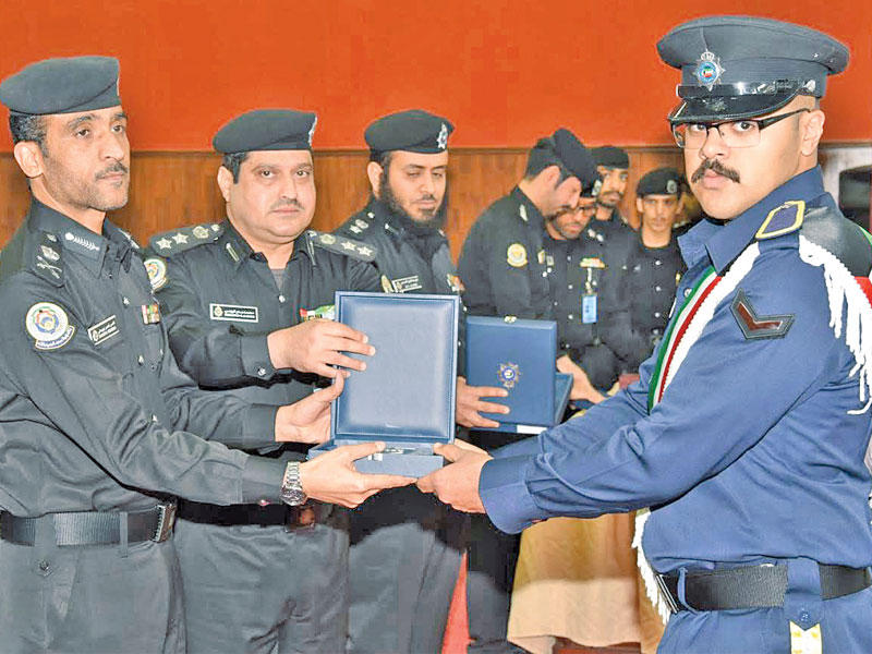 بورسلي مكرماً أحد الخريجين