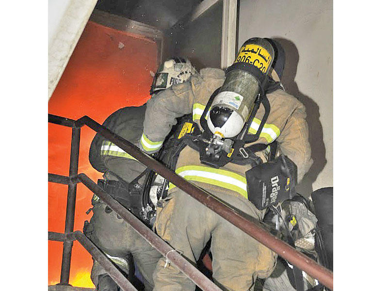 رجال الإطفاء يكافحون الحريق