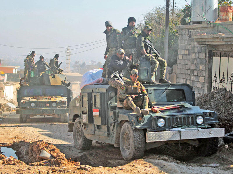 جنود عراقيون في قرية البويوسف في محيط الجانب الأيسر من الموصل أمس (أ ف ب)