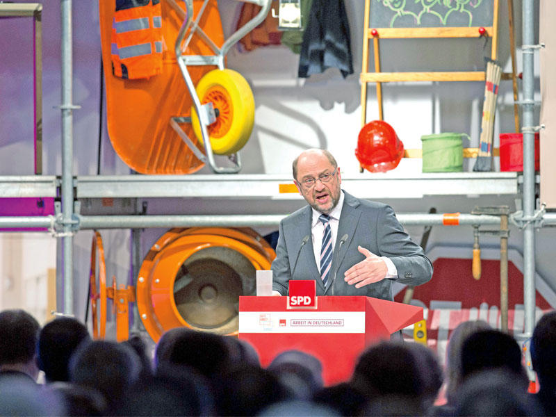 شولتز خلال تجمع انتخابي في بيليفيلد أمس الأول (أ ف ب) 