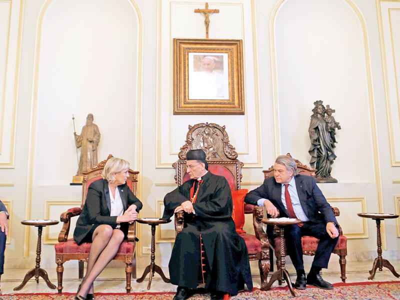 البطريرك الراعي متوسطاً لوبن وأحد نواب حزبها جيلبير كولار في بكركي أمس    (أ ف ب)