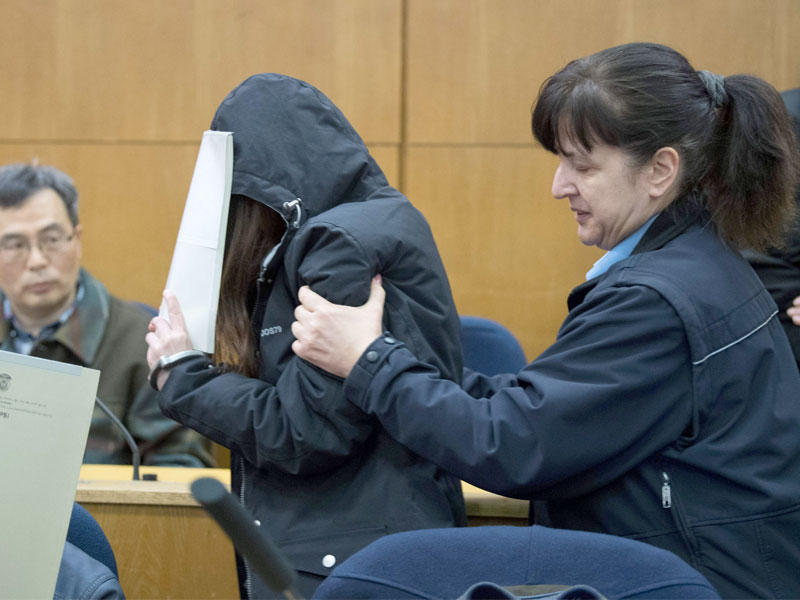 المتهمة اثناء دخولها قاعة المحكمة للمحاكمة بتهمة طرد الشياطيين في محكمة في فرانكفورت