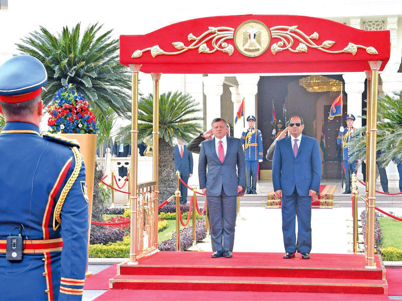 السيسي مستقبلاً عبدالله في قصر الاتحادية شرق القاهرة أمس (الرئاسة المصرية)