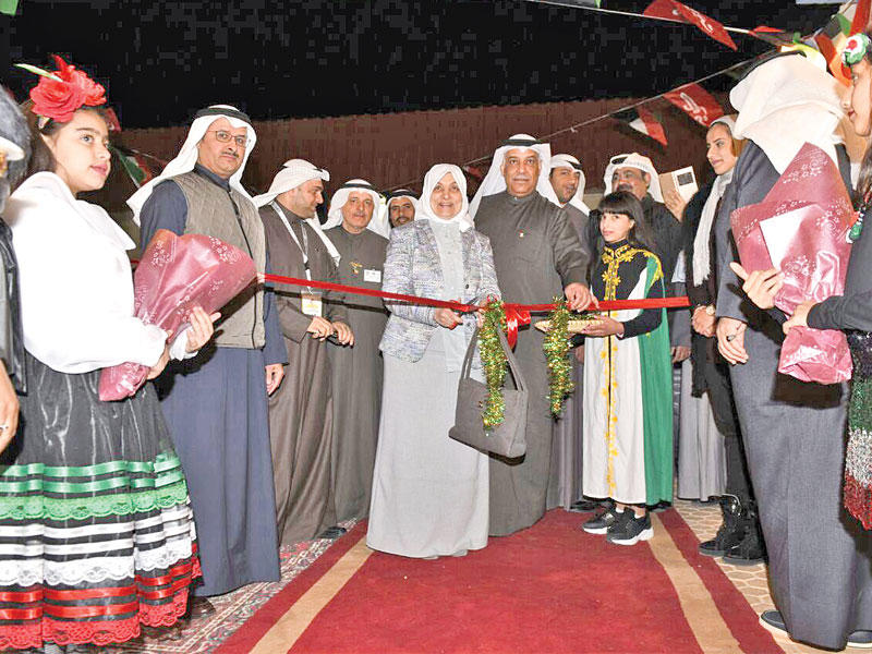 الصبيح خلال افتتاحها المعرض أمس الأول 