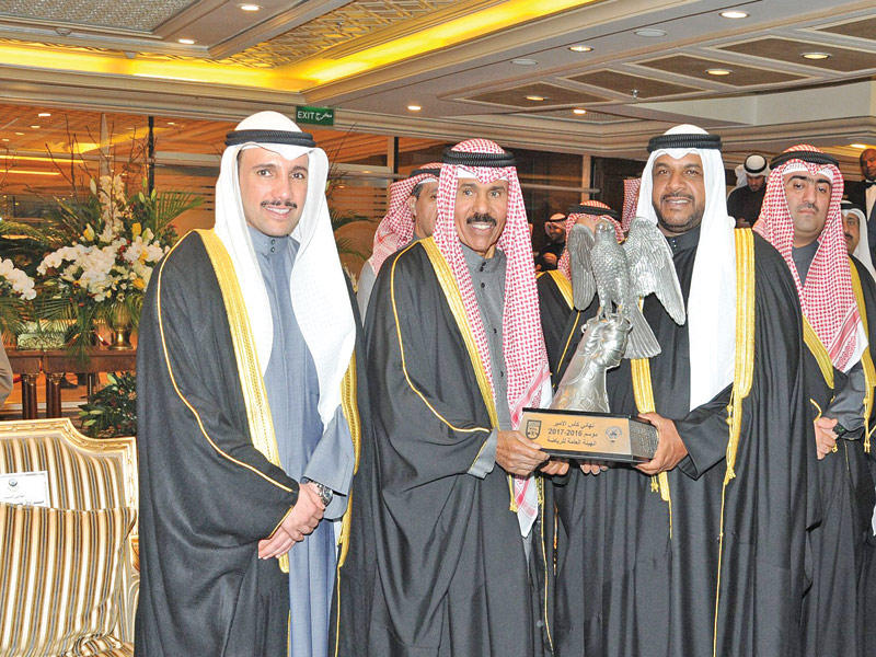 المنصور يقدم هدية تذكارية إلى ممثل سمو الأمير ويبدو مرزوق الغانم