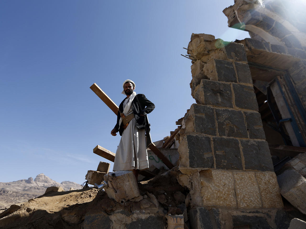 يمني يتحقق من موقع غارة جوية في ارحب على بعد 40 كيلومتراً إلى الشمال من العاصمة صنعاء