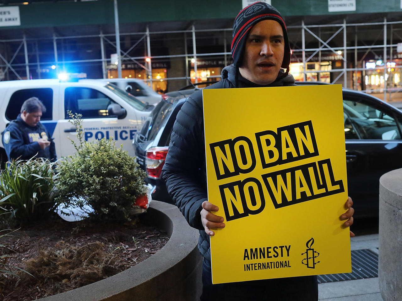 ناشط يشارك في احتجاج ضد سياسات الهجرة للرئيس الأميركي دونالد ترامب أمام مقر إدارة الأمن الداخلي، نيويورك