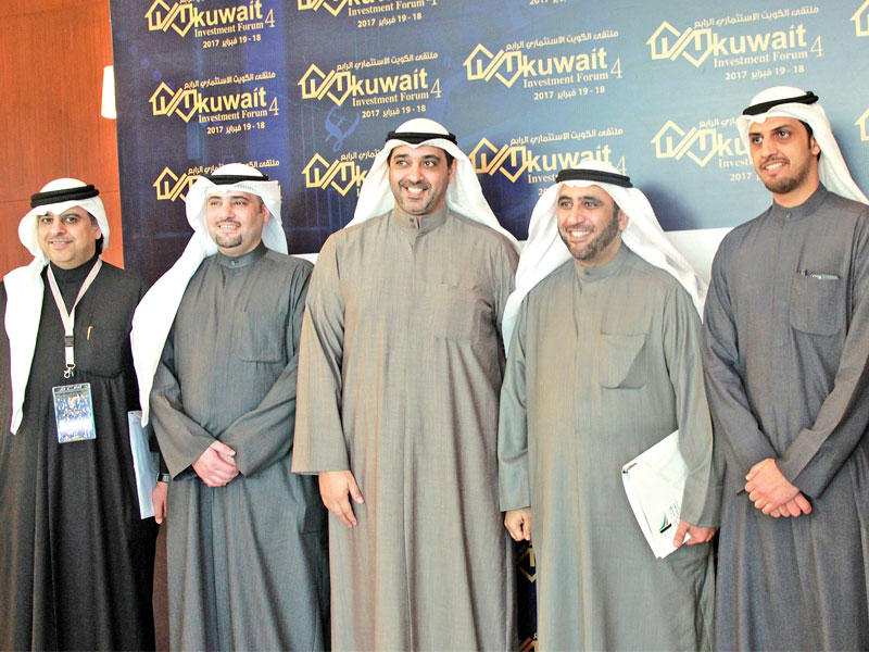 الشيخ محمد العبدالله مع موظفي «بيتك» في جناح البنك بالملتقى