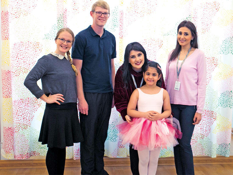 الطفلة جوري في زيارة للأكاديمية البريطانية